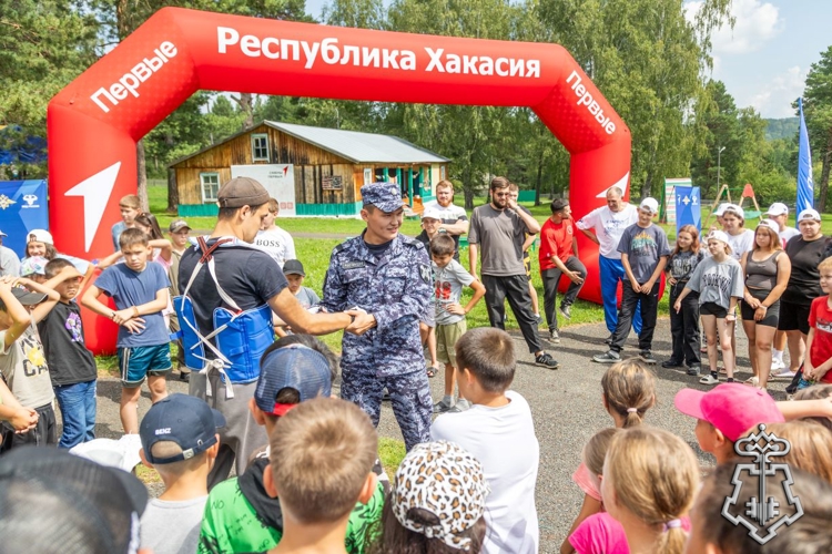 На «Зарядке со стражем порядка» в Хакасии росгвардейцы показали юным землякам элементы физподготовки