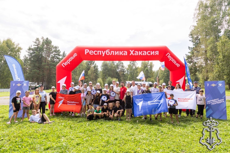На «Зарядке со стражем порядка» в Хакасии росгвардейцы показали юным землякам элементы физподготовки