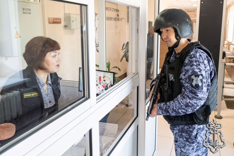 Сотрудники вневедомственной охраны Росгвардии участвует в проверке готовности объектов образования Хакасии к новому учебному году