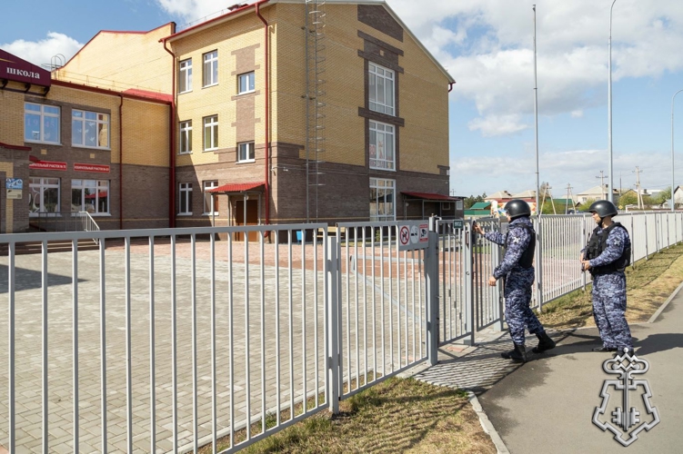 Сотрудники вневедомственной охраны Росгвардии участвует в проверке готовности объектов образования Хакасии к новому учебному году