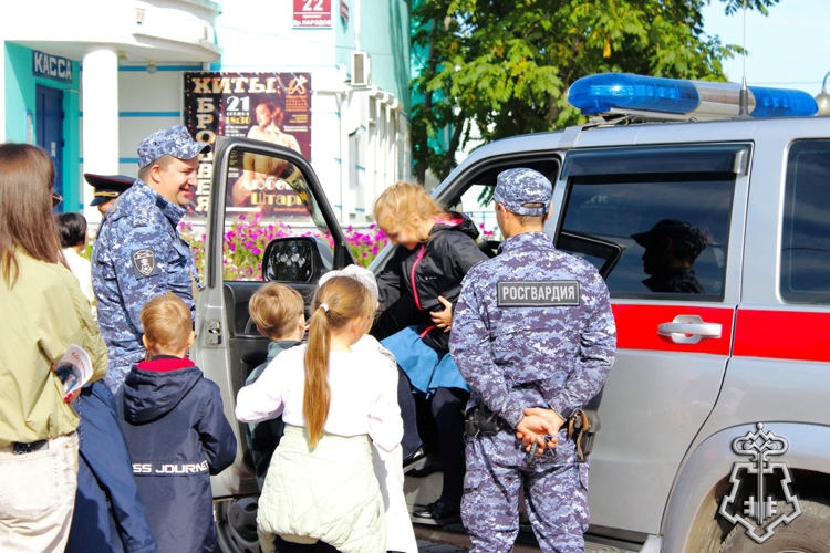 Росгвардейцы познакомили абаканских школьников со своей профессией и напомнили о правилах личной безопасности