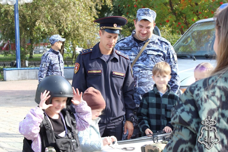 Росгвардейцы познакомили абаканских школьников со своей профессией и напомнили о правилах личной безопасности
