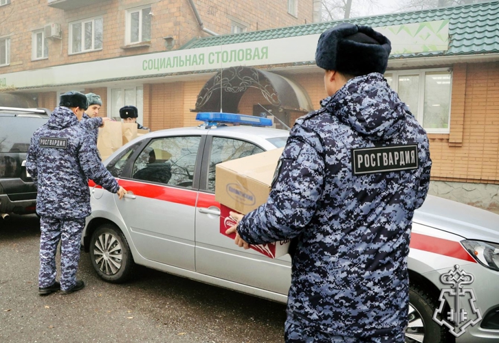 Сотрудники Росгвардии и УФСИН оказали помощь социальной столовой Абакана