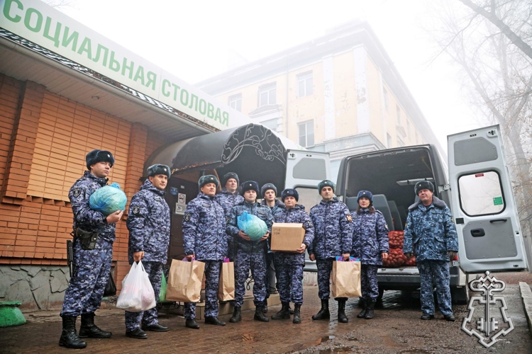Сотрудники Росгвардии и УФСИН оказали помощь социальной столовой Абакана
