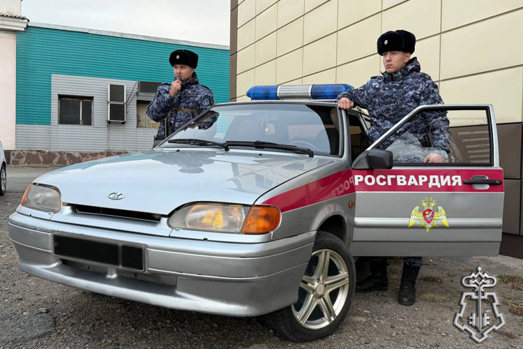 Росгвардейцы оказали доврачебную помощь жителю Черногорска
