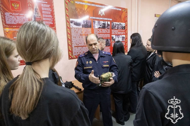 В Отделе вневедомственной охраны Росгвардии по Черногорску прошел день открытых дверей для подрастающего поколения