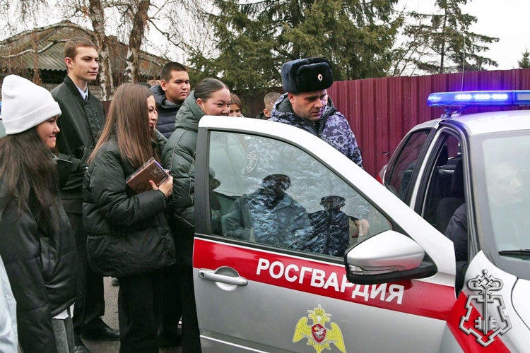 В Отделе вневедомственной охраны Росгвардии по Черногорску прошел день открытых дверей для подрастающего поколения