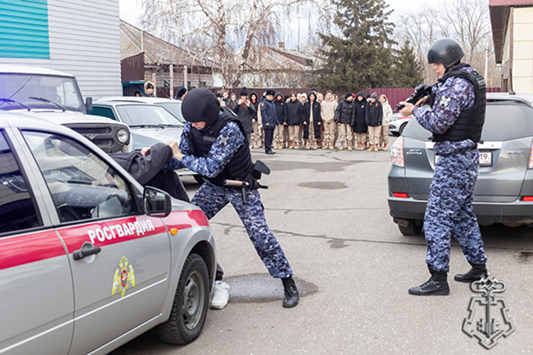 В Черногорске росгвардейцы провели день открытых дверей для юнармейцев