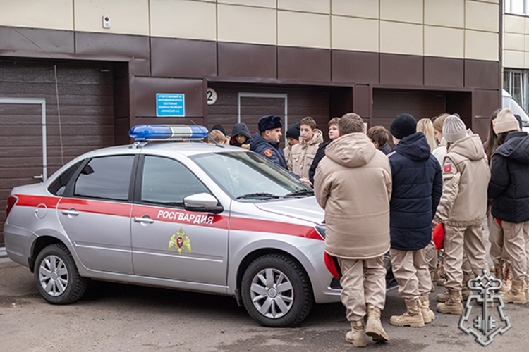 В Черногорске росгвардейцы провели день открытых дверей для юнармейцев