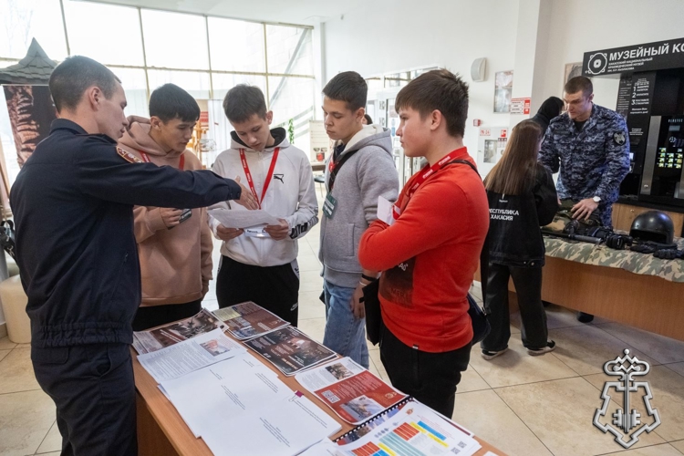 В Хакасии росгвардейцы презентовали свои профессии на профориентационном мероприятии 