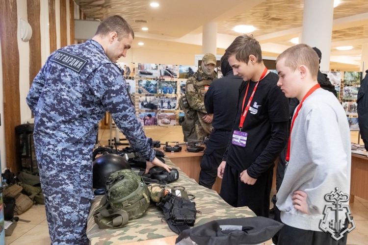 В Хакасии росгвардейцы презентовали свои профессии на профориентационном мероприятии 