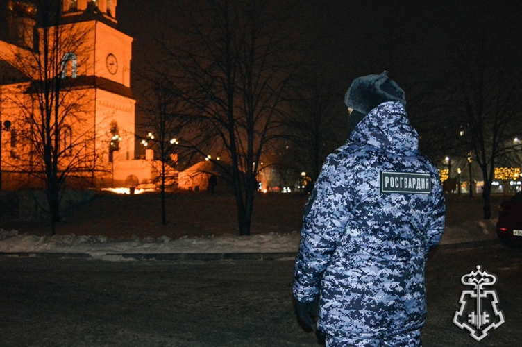 В рождественскую ночь росгвардейцы обеспечили безопасность верующих в Хакасии