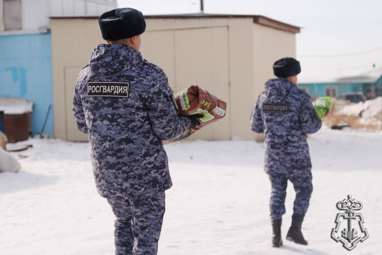 Сотрудники вневедомственной охраны Росгвардии пополнили запас корма в приюте для животных в Хакасии
