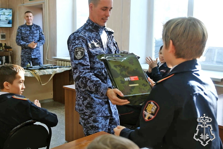 В гостях у росгвардейцев побывали учащиеся абаканского подшефного класса 