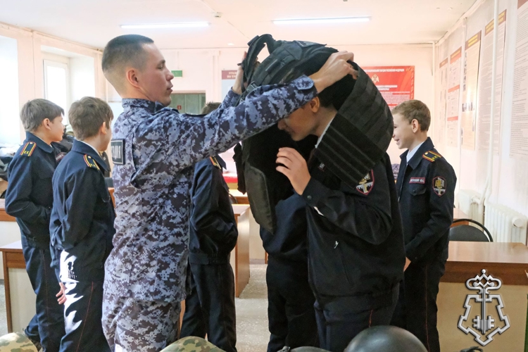 В гостях у росгвардейцев побывали учащиеся абаканского подшефного класса 