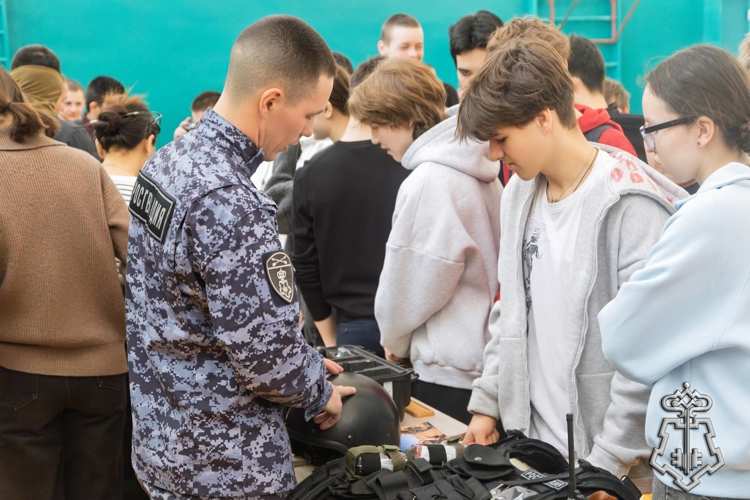Сотрудник вневедомственной охраны познакомил со своей службой школьников из Таштыпа 