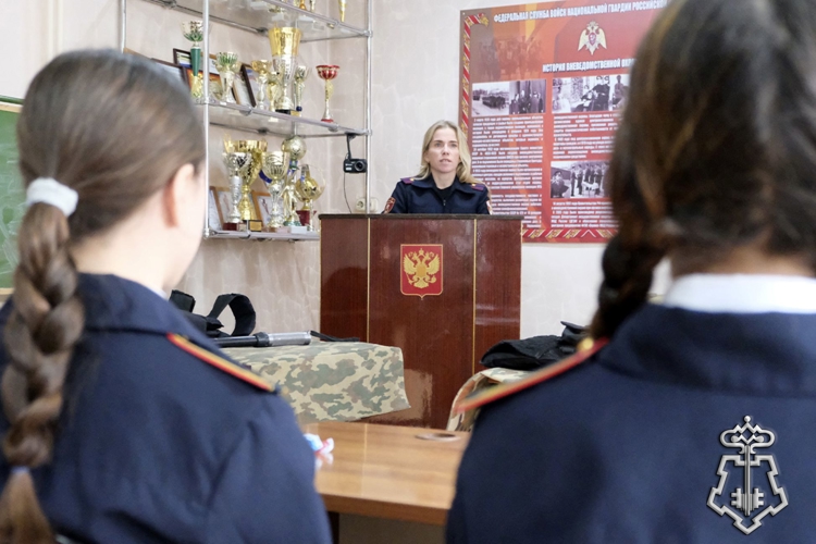 Росгвардейцы познакомили со своей службой учениц подшефного класса в Абакане