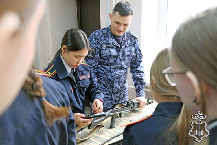 Росгвардейцы познакомили со своей службой учениц подшефного класса в Абакане