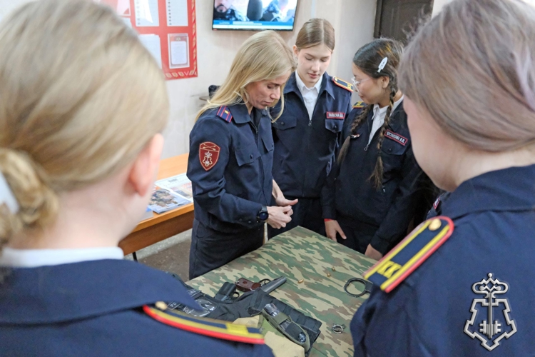 Росгвардейцы познакомили со своей службой учениц подшефного класса в Абакане