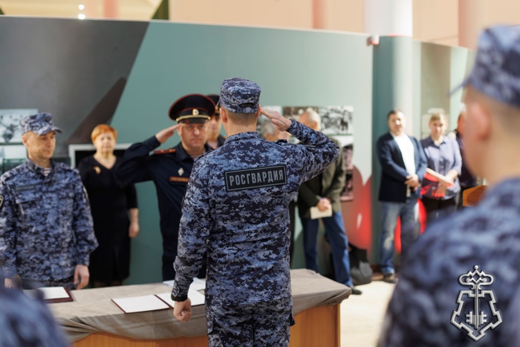В Хакасии сотрудники Росгвардии и кадеты произнесли клятву на верность Отечеству