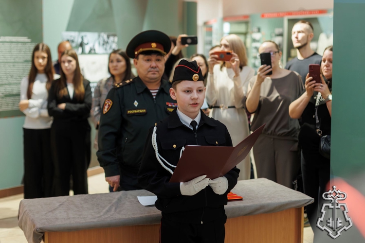 В Хакасии сотрудники Росгвардии и кадеты произнесли клятву на верность Отечеству
