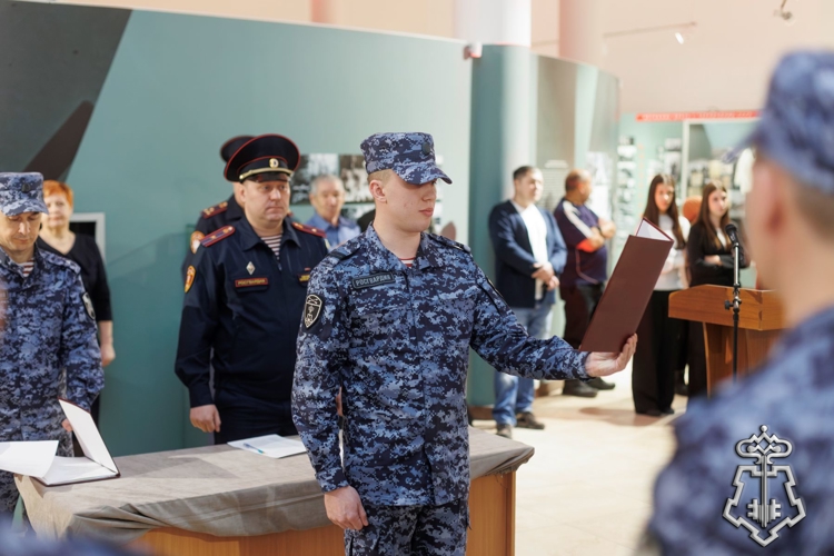 В Хакасии сотрудники Росгвардии и кадеты произнесли клятву на верность Отечеству