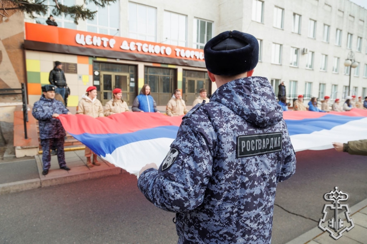 Росгвардейцы и молодежь Абакана развернули российский триколор в честь Дня воссоединения Крыма с Россией
