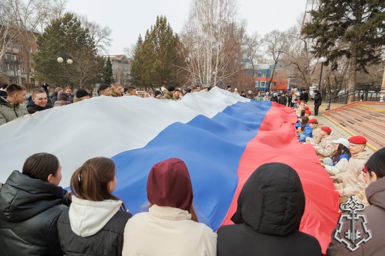 Росгвардейцы и молодежь Абакана развернули российский триколор в честь Дня воссоединения Крыма с Россией