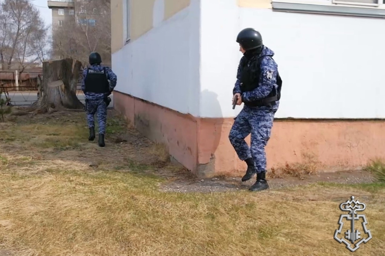 В рамках Всероссийского учения росгвардейцы провели тренировку на объектах образования Хакасии
