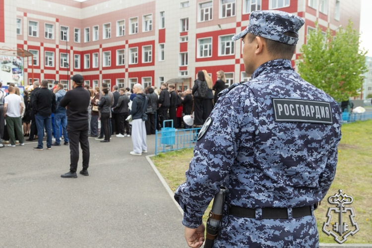 При участии Росгвардии в городах Хакасии обеспечена безопасность проведения последних школьных звонков