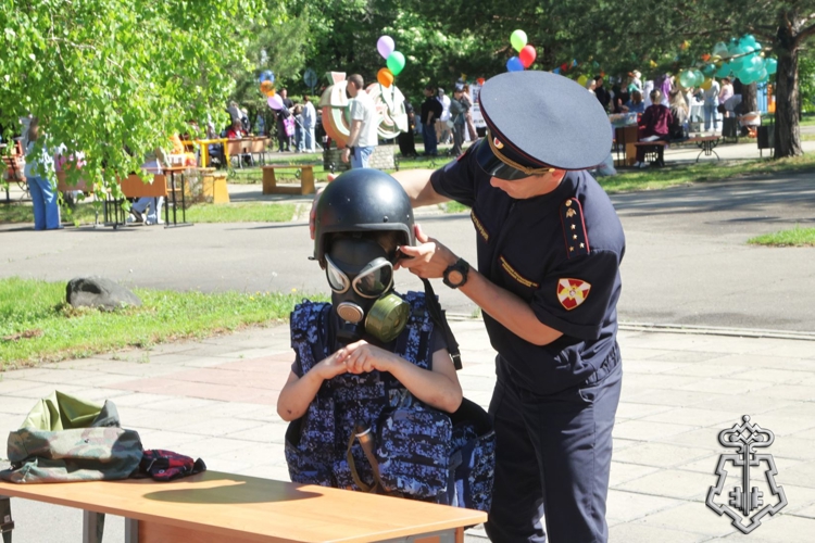 В Международный день защиты детей росгвардейцы познакомили юных абаканцев со своей профессией