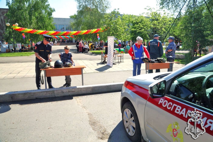 В Международный день защиты детей росгвардейцы познакомили юных абаканцев со своей профессией