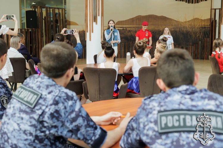 В преддверии Дня России росгвардейцы поддержали патриотическую акцию в Абакане