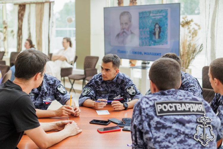В преддверии Дня России росгвардейцы поддержали патриотическую акцию в Абакане 