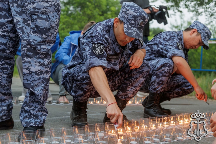 Сотрудники вневедомственной охраны Росгвардии зажгли свечи памяти в Абакане