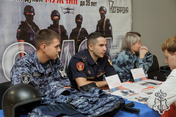 Сотрудники ОВО Росгвардии приняли участие во Всероссийской ярмарке трудоустройства в Хакасии