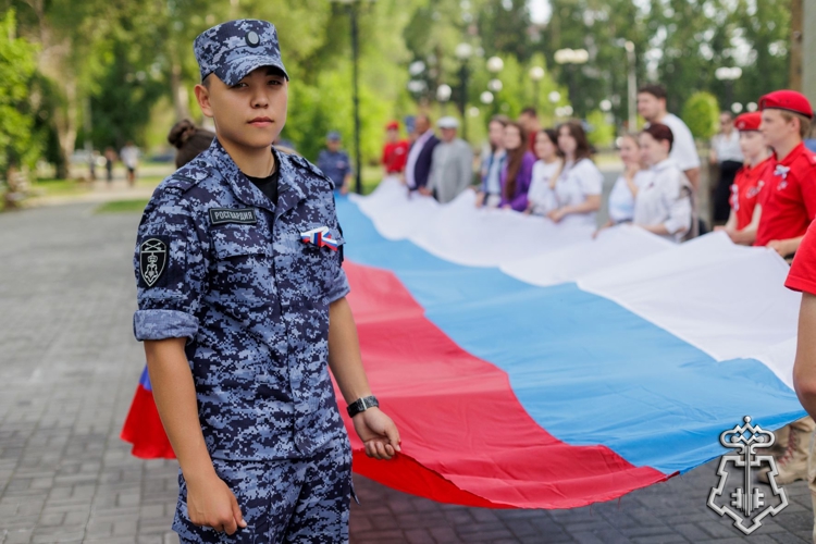 Ко Дню России росгвардейцы поддержали в Абакане патриотическую акцию «Российский триколор»