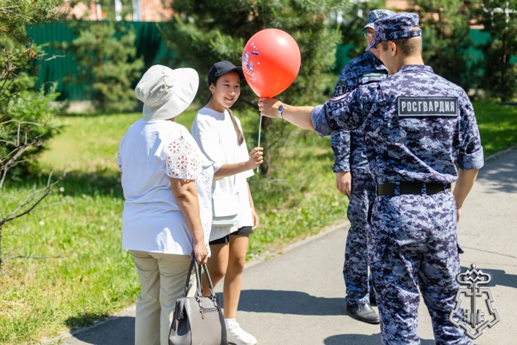 Ко Дню России росгвардейцы поддержали в Абакане патриотическую акцию «Российский триколор» 