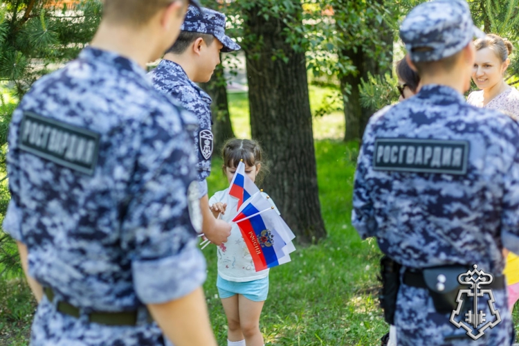 Ко Дню России росгвардейцы поддержали в Абакане патриотическую акцию «Российский триколор» 