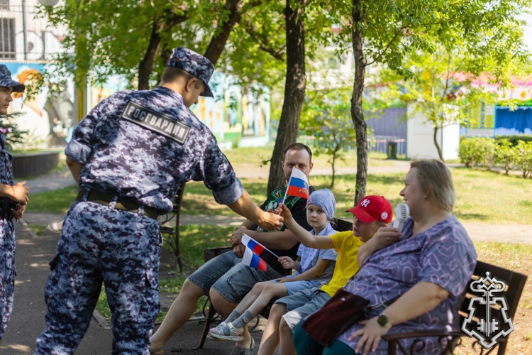 Ко Дню России росгвардейцы поддержали в Абакане патриотическую акцию «Российский триколор» 