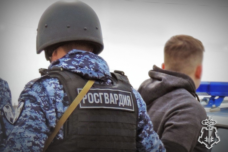 В Абакане росгвардейцы задержали подозреваемых в краже денег с банковской карты