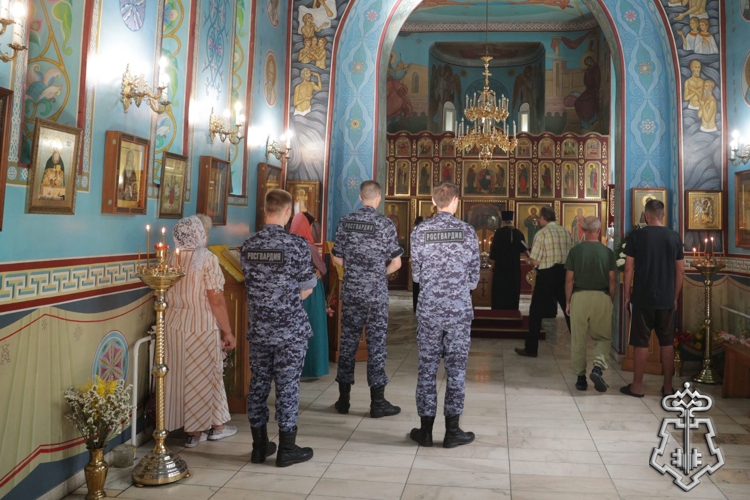 Сотрудники Росгвардии почтили в Хакасии память небесного покровителя войск правопорядка