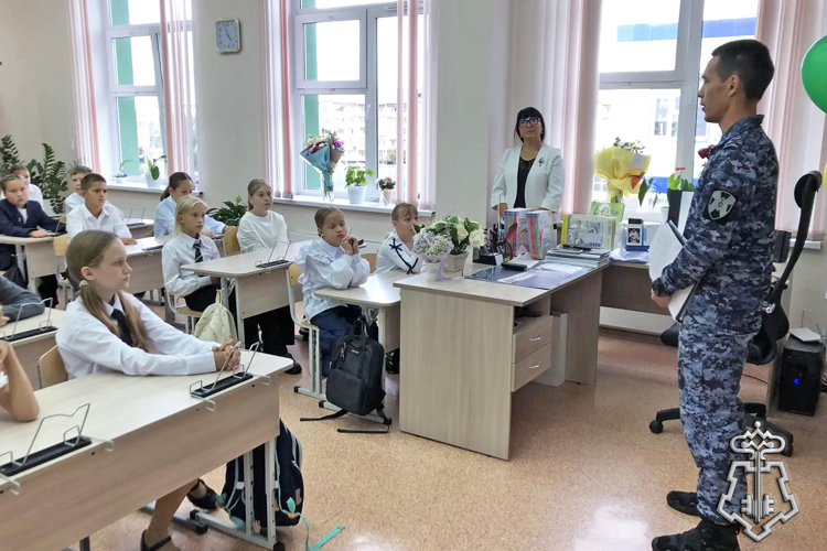 В День солидарности в борьбе с терроризмом офицер Росгвардии провел с абаканскими школьниками тематическую встречу 