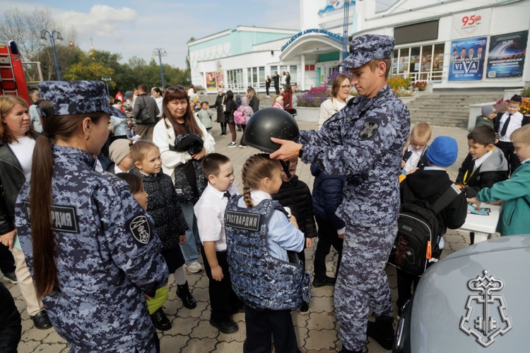Абаканские школьники познакомились со службой росгвардейцев на городской акции «Азбука безопасности»