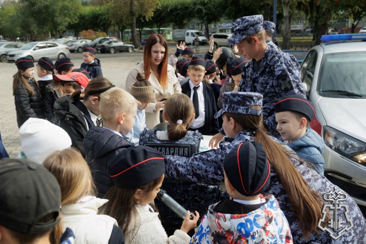 Абаканские школьники познакомились со службой росгвардейцев на городской акции «Азбука безопасности»