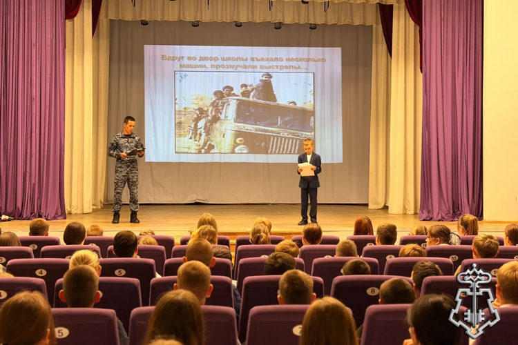 В День солидарности в борьбе с терроризмом офицер Росгвардии провел с абаканскими школьниками тематическую встречу 