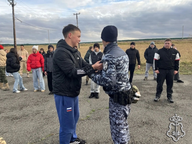 Сотрудники вневедомственной охраны Росгвардии познакомили участников сборов «Алыптар» со своей профессией