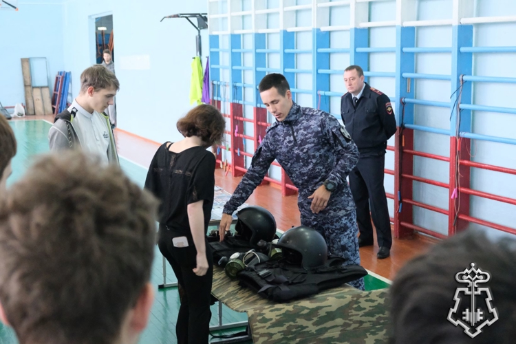 Росгвардейцы познакомили со своей службой школьников в Абакане 